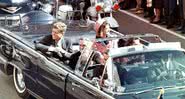 JFK ao lado de sua esposa, Jackie, no dia em que foi assassinado - Wikimedia Commons