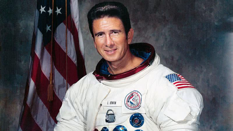 James Irwin em seu uniforme de astronauta - Wikimedia Commons