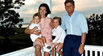 John e Jacqueline Kennedy com sua esposa e seus filhos, John Jr. e Caroline - Domínio Público via Wikimedia Commons