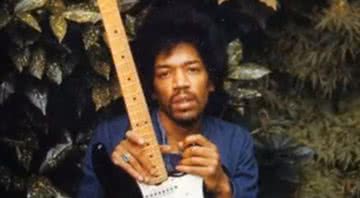 Jimi Hendrix e uma de suas amadas guitarras - Divulgação/Youtube