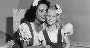 Joan Crawford com sua filha mais velha, Christina - Divulgação