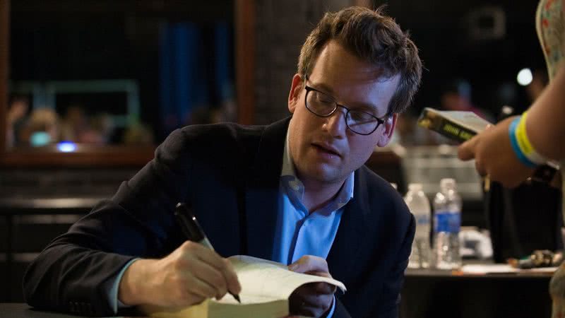 John Green em sessão de autógrafos, em 2015 - Getty Images