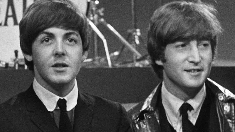 John Lennon ao lado de Paul McCartney em 1964 - Wikimedia Commons