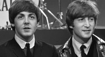 John Lennon ao lado de Paul McCartney em 1964 - Wikimedia Commons