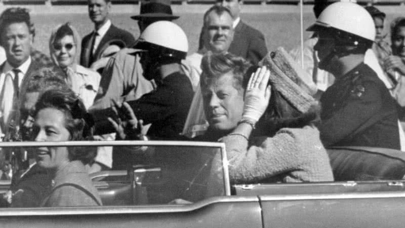 JFK em sua limusine momentos antes do assassinato - Wikimedia Commons