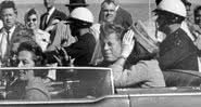 JFK em sua limusine momentos antes do assassinato - Wikimedia Commons