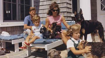 Primeira dama Jacqueline e Kennedy, 35° presidente dos Estados Unidos, junto aos filhos - Pixabay