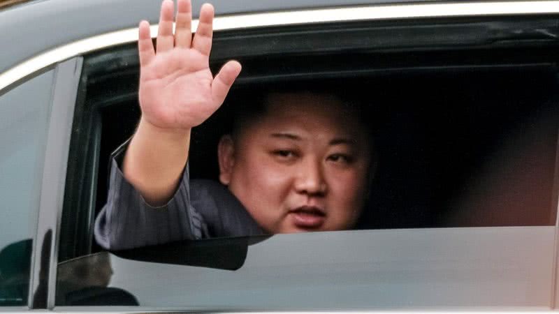 Kim saúda pessoas enquanto passeia de carro - Getty Images