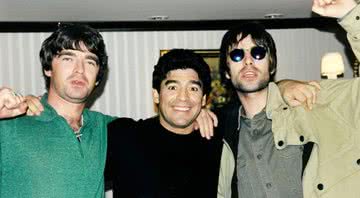 Fotografia de Maradona entre os irmãos Gallagher, da banda Oasis - Divulgação