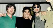 Fotografia de Maradona entre os irmãos Gallagher, da banda Oasis - Divulgação