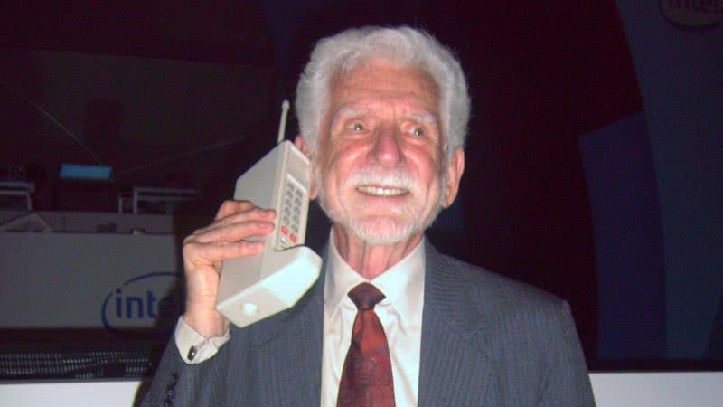 Martin Cooper, considerado o pai do celular - Wikimedia Commons