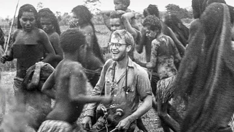 Michael no centro de um ritual africano - Divulgação / Graveyard Shift