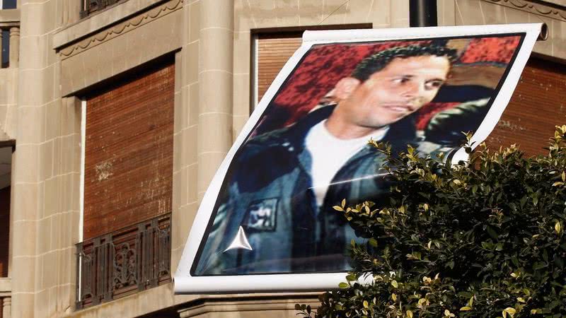 Cartaz com foto de Mohamed Bouazizi, exposto nas ruas da Tunísia durante o ano de 2011 - Getty Images