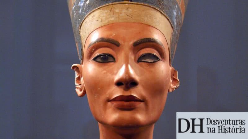 Busto de Nefertiti, rainha do Egito Antigo - Giovanni from Firenze via Wikimedia Commons