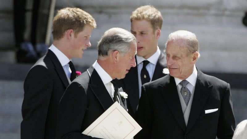 Charles e Philip conversam, com Harry e William ao fundo - Getty Images