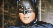 Ator Adam West em seu icônico traje de Batman - Divulgação