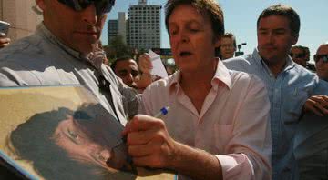 Paul McCartney dando autógrafo em 2008 - Getty Images