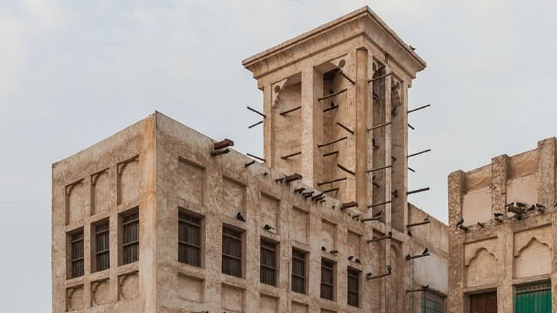 Exemplo de torre de vento no Souq Waqif, Doha, Qatar - Wikimedia Commons