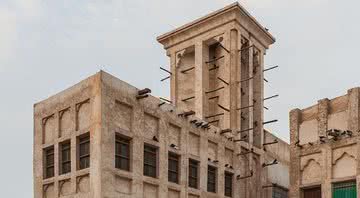 Exemplo de torre de vento no Souq Waqif, Doha, Qatar - Wikimedia Commons