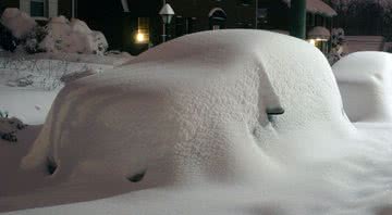 Imagem ilustrativa de carro sob a neve - Wikimedia Commons