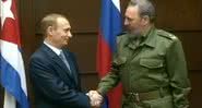 Vladimir Putin cumprimentando Fidel Castro - Divulgação/YouTube/Rede TVT