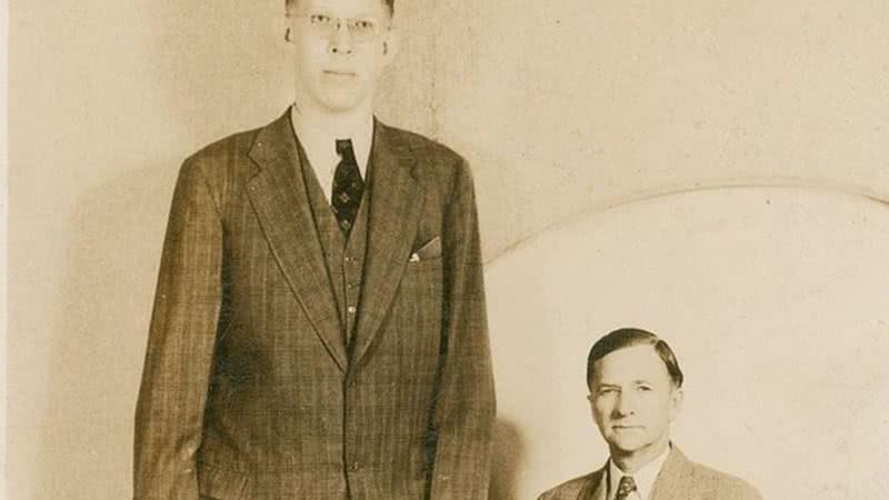 Robert Wadlow ao lado de seu pai - Wikimedia Commons