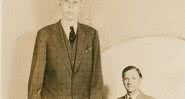 Robert Wadlow ao lado de seu pai - Wikimedia Commons