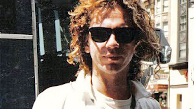 Retrato fotográfico de Michael Hutchence em um fundo preto - Wikimedia Commons