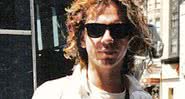 Retrato fotográfico de Michael Hutchence em um fundo preto - Wikimedia Commons