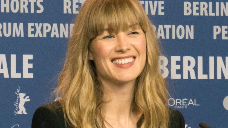 Fotografia da atriz Rosamund Pike - Wikimedia Commons