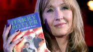 J.K. Rowling ao lado de um exemplar de 'Harry Potter' - Getty Images