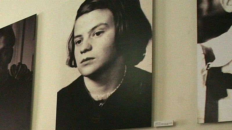 Retrato de Sophie Scholl em memorial - Getty Images