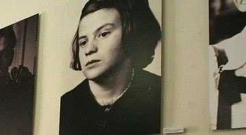 Retrato de Sophie Scholl em memorial - Getty Images