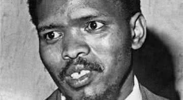 Steve Biko em imagem - Wikimedia Commons, com direitos autorais são propriedade da Fundação Steve Biko