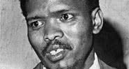 Steve Biko em imagem - Wikimedia Commons, com direitos autorais são propriedade da Fundação Steve Biko