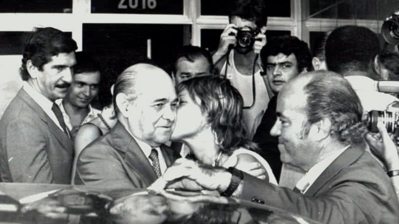 Tancredo Neves sendo beijado na bochecha - Wikimedia Commons