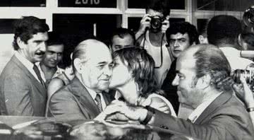 Tancredo Neves sendo beijado na bochecha - Wikimedia Commons