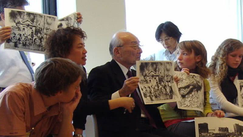 Terumi Tanaka conta aos jovens sua experiência e mostra fotos - Wikimedia Commons