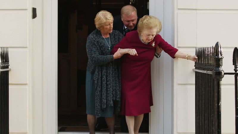 Margaret Thatcher sendo auxiliada em hospital - Getty Images