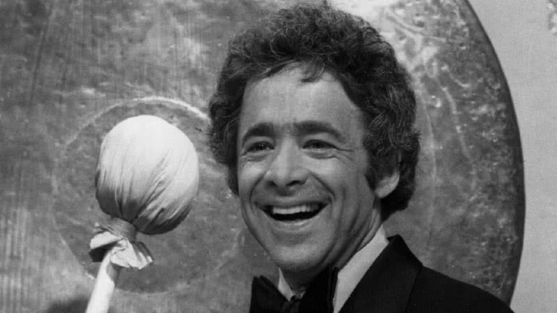 Chuck Barris apresentando The Gong Show - Wikimedia Commons