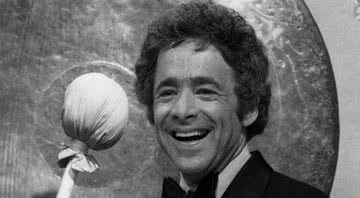 Chuck Barris apresentando The Gong Show - Wikimedia Commons