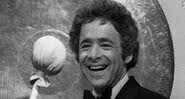 Chuck Barris apresentando The Gong Show - Wikimedia Commons