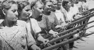 Mulheres soviéticas durante treinamento na Segunda Guerra - Divulgação / Youtube / Hoje na Segunda Guerra Mundial