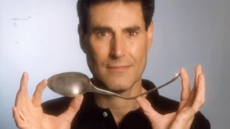 Foto recente de Uri Geller com colher torcida em mãos - Divulgação/Uri geller