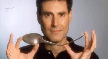 Foto recente de Uri Geller com colher torcida em mãos - Divulgação/Uri geller