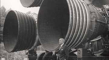 Wernher von Braun ao lado dos motores F-1 do veículo de lançamento Saturno V - Getty Images