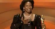 Whoopi Goldberg com o prêmio, durante a cerimônia do Oscar - Divulgação/Vídeo