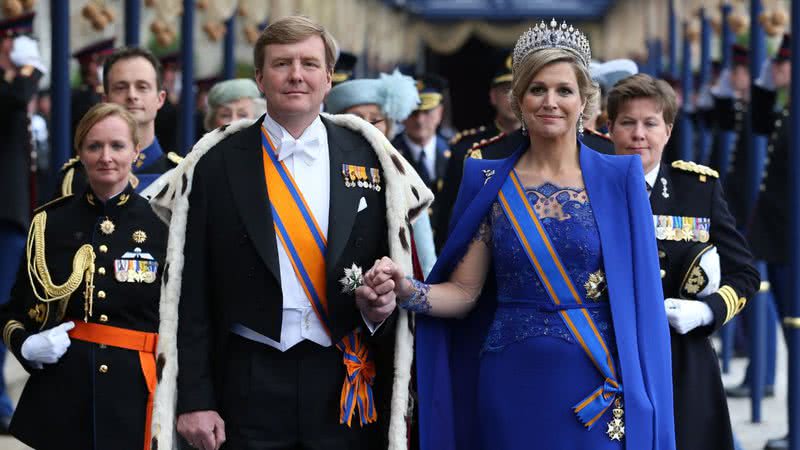 Willem-Alexander em trajes tradicionais ao lado de esposa Maxima Zorreguieta em 2013 - Getty Images