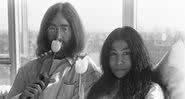 Yoko Ono ao lado de John Lennon - Wikimedia Commons