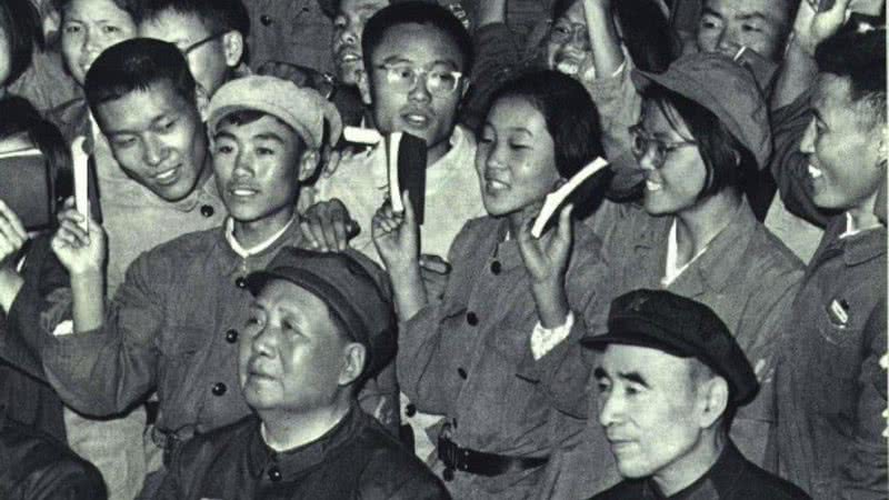 Estudantes membros da Guarda Vermelha em volta de Mao - Wikimedia Commons